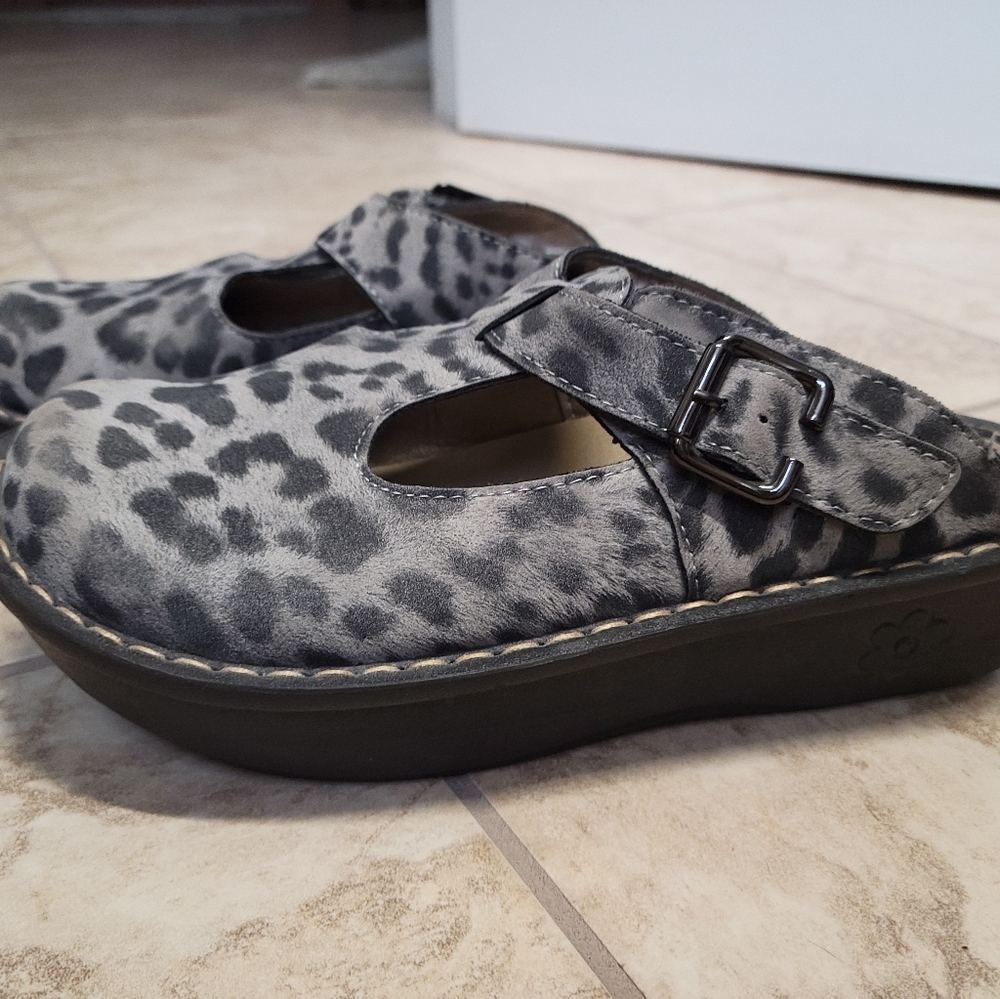 Shoes - Picture 2 of 4